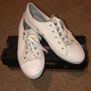 White converse size 8 in women’s